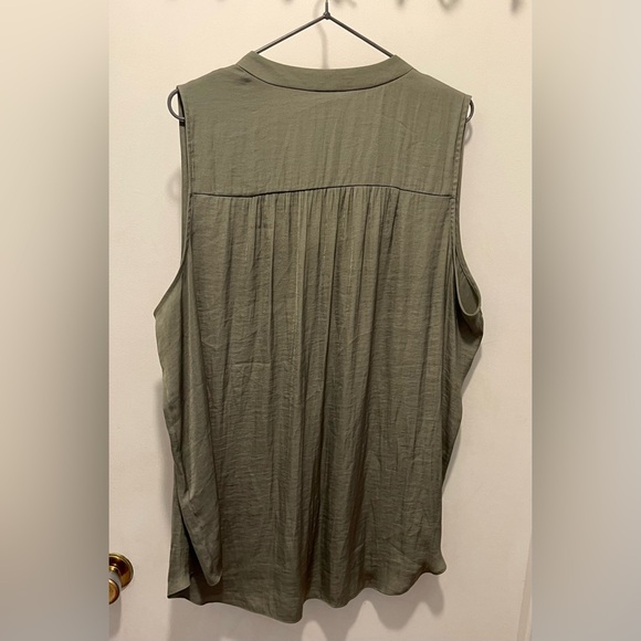 Vince Camuto. Plus size 2x. Green V-neck sleeveless georgette top. - Picture 4 of 5